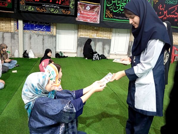 مراسم پخت نذری توسط دانش‌آموزان شیرازی به همت مجموعه تربیت علوی خواهران