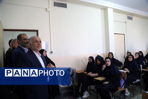 نواختن زنگ آغاز سال تحصیلی با حضور وزیر دادگستری 