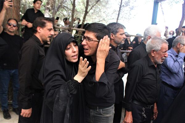 جلوه‌های حزن و خشم در مراسم تشییع شهدا