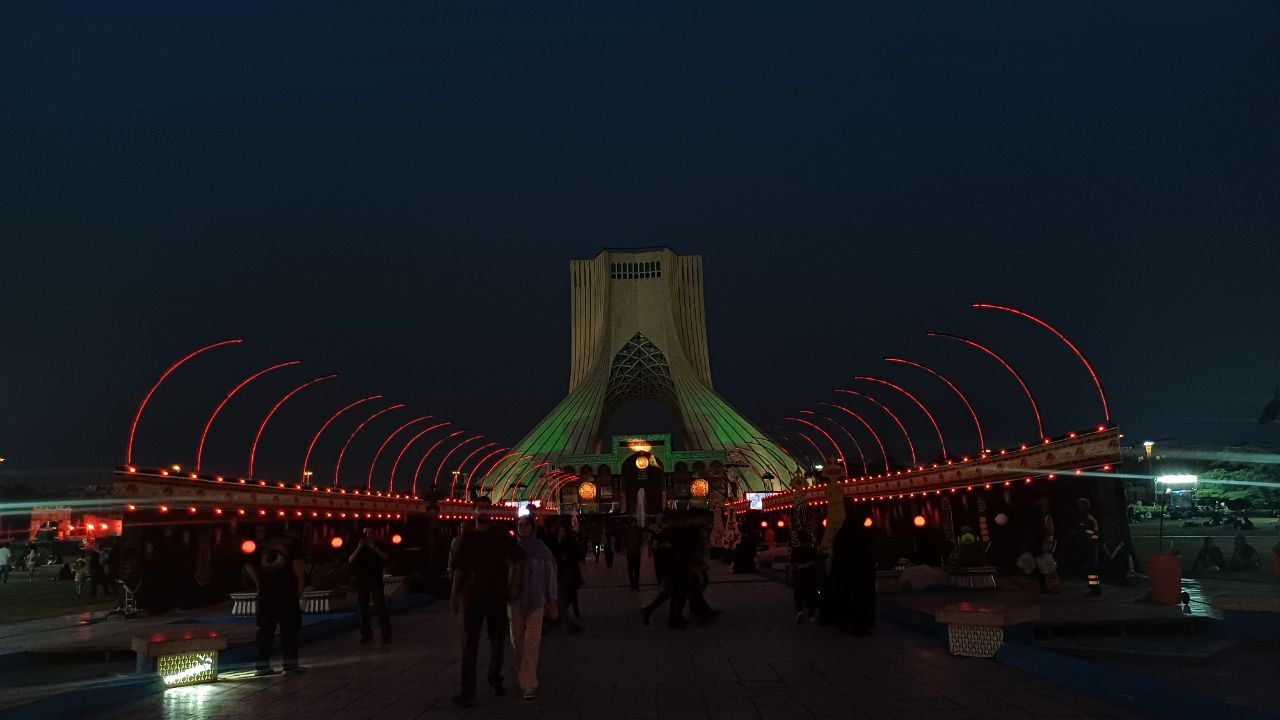 شکوه سوگ در میدان آزادی