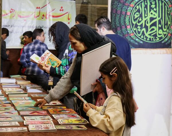برپایی نمایشگاه کتاب در مجتمع طلای سفید بجنورد 