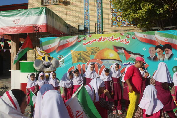جشن روز دانش‌آموز در دبستان امید انقلاب بوشهر