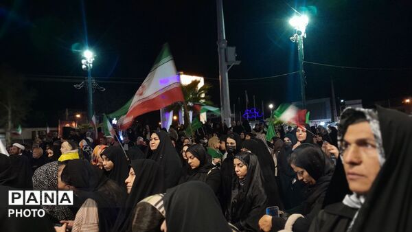 میدان امام خمینی (ره) شهرستان کوهدشت غرق در شور مردمی