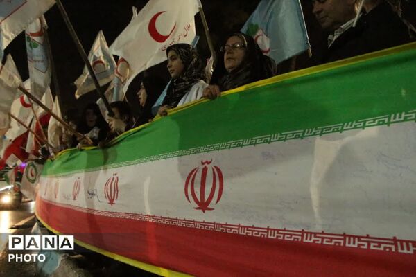 خواندن دسته جمعی سرود ملی ایران در باغ ملی یزد