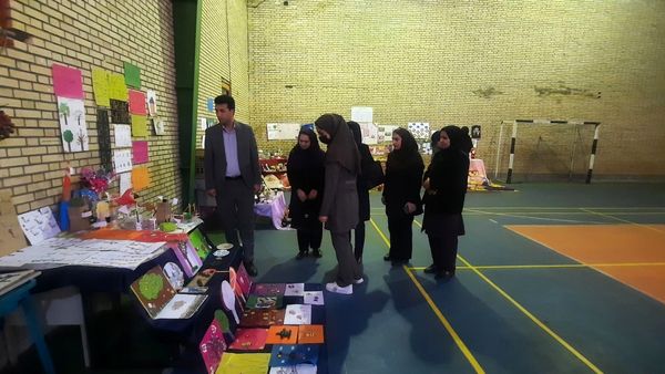 بازدید مدیر آموزش و ‌پرورش حاجی‌آباد از نمایشگاه خلاقیت‌های دانش‌آموزی دبستان استقلال  