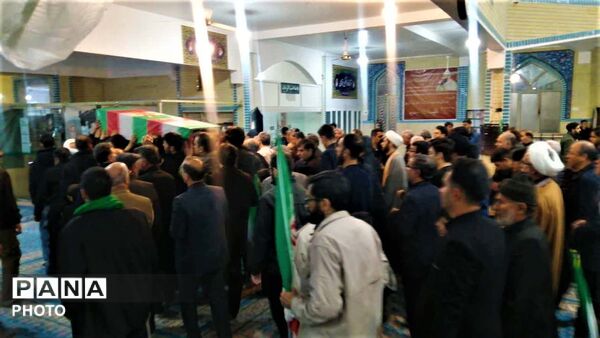 وداع اهالی منطقه بنیاد قم با پیکر مطهر دانش‌آموز شهید «حسینی مقدم»