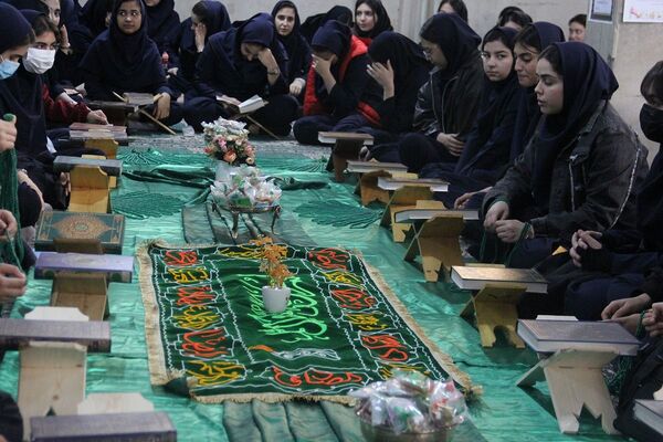 افتتاحیه محفل انس با قرآن‌کریم در دبیرستان جوادالائمه بهارستان‌دو