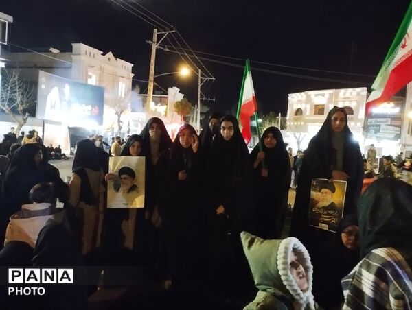 حضور پررنگ و حماسی فرهنگیان و دانش آموزان در عزای رهبر شهید