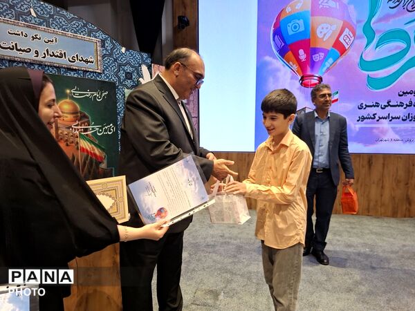 درخشش دانش‌آموزان منطقه ۳ در اختتامیه استانی جشنواره فرهنگی و هنری «امید فردا»
