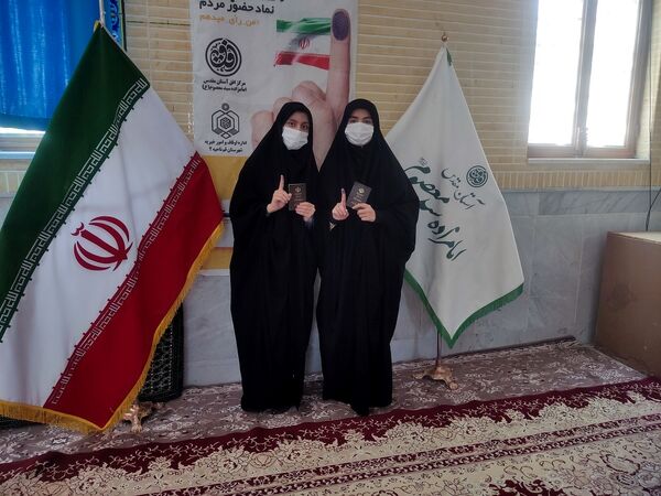 جلوه‌هایی از حضور نوجوانان قمی در شعبه‌های اخذ رای -1