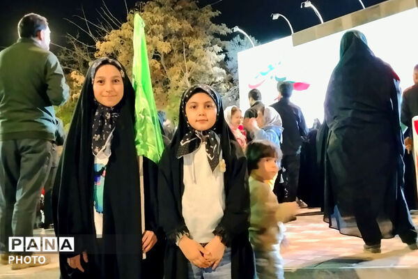 جلوه ای از حضور کودکان در دل میدان