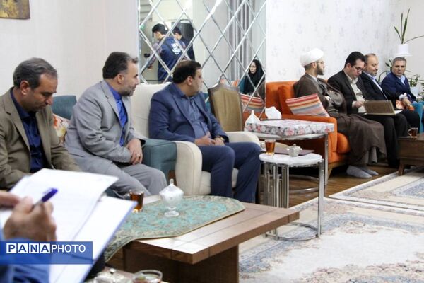 دیدار معاون پرورشی و فرهنگی وزیر آموزش و پرورش با خانواده معلم شهید عبدالله برزگر 