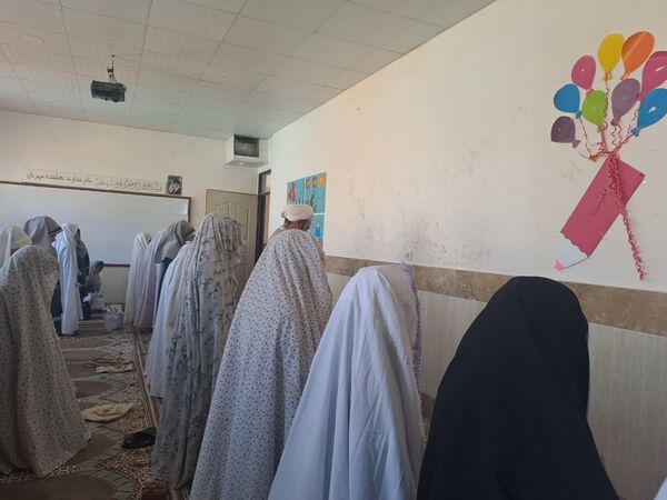 نماز جماعت در نمازخانه آموزشگاه زهرا عبداللهیان ارغا 