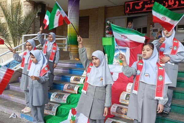 هم صدایی نسل آینده با انقلاب در مدرسه کودک مسلمان قرچک