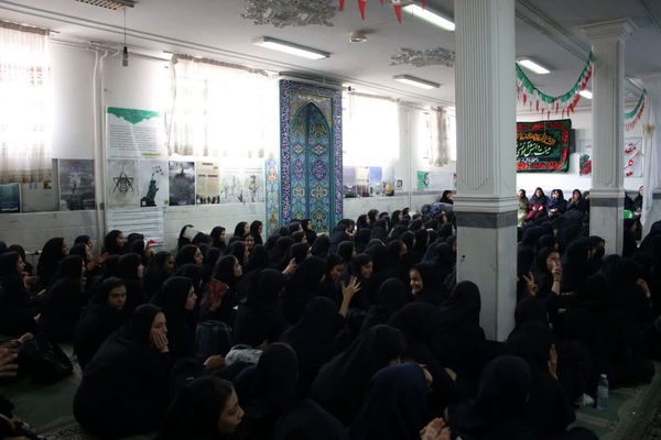 تقدیر از دانش آموزان برتر دبیرستان دخترانه سیداحمد فاتحی یک قم 