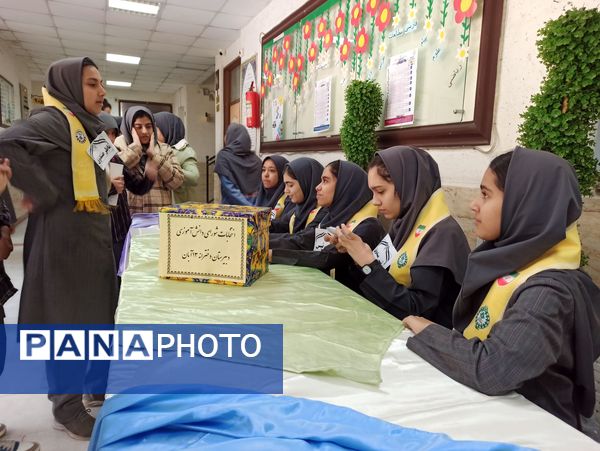 انتخابات شورای دانش آموزی در دبیرستان دخترانه ۱۳ آبان
