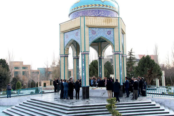 آیین گلباران مزار شهدا و غرس نهال به یاد شهدا در دانشگاه آزاد واحد کرج
