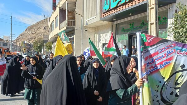 برگزاری راهپیمایی ۱۳ آبان روز دانش‌آموز در شهرستان فیروزکوه 