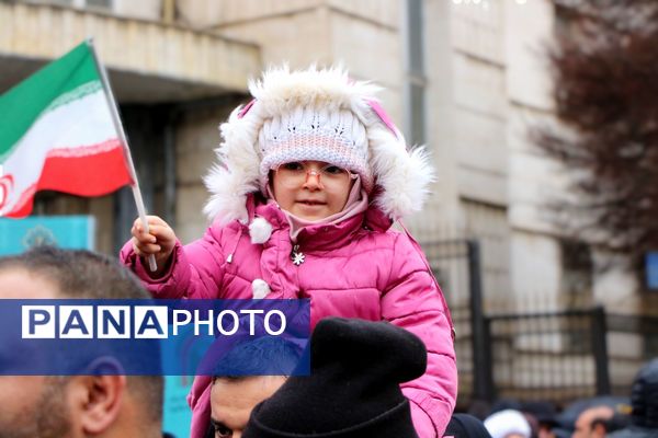 خلاقیت و نشاط دانش‌آموزی در غرفه‌های آموزش و پرورش در مسیر راهپیمایی ۲۲ بهمن