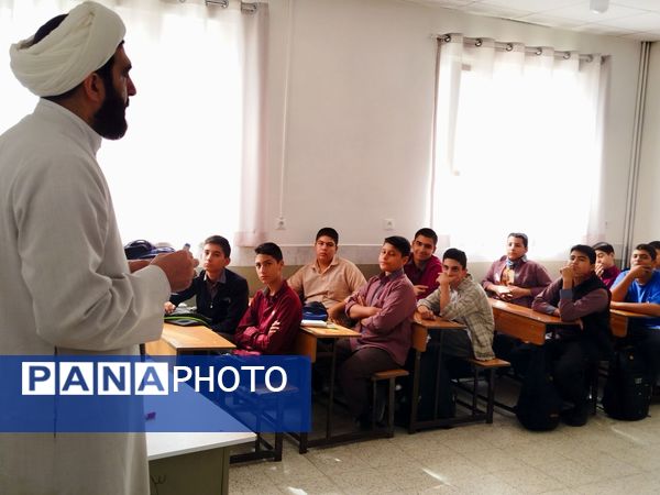 هدایت تحصیلی دانش‌آموزان در دبیرستان میثاق 