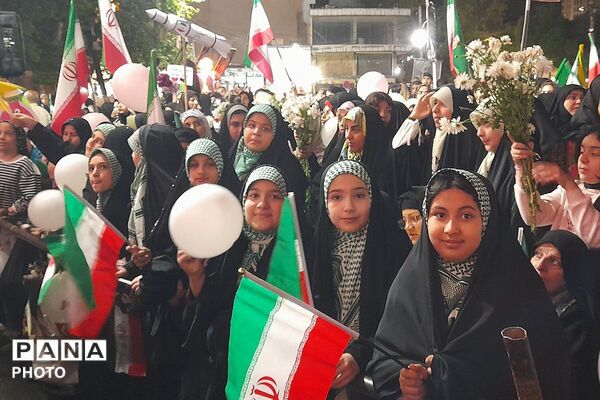 دختران «جان فدای ایران» در میدان امام خمینی(ره) ورامین 