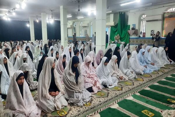 اقامه نماز جماعت در دبیرستان دخترانه حضرت زهرا(س) اهواز