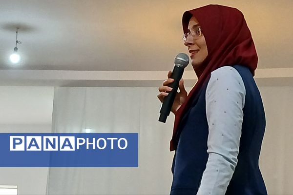 دهه فجر با رنگ شادی در دبستان سیاح‌مقدم رباط‌کریم