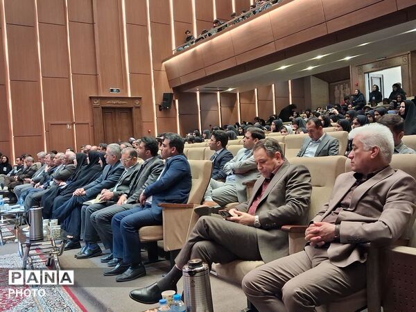 تجلیل از برگزیدگان استانی پژوهش سراها