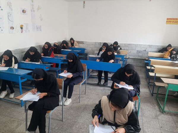 امتحانات نوبت اول دانش آموزان دبیرستان نیایش شهرستان باخرز