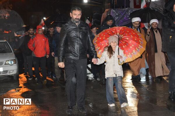 حضور حماسی فرزندان حاج قاسم در زیر باران؛ تجدید میثاق با آرمان‌ها