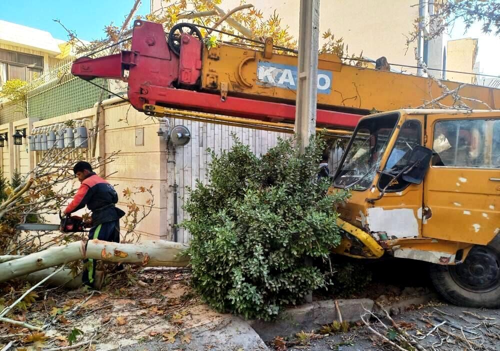 حادثه صبحگاهی در مشهد؛ سقوط جرثقیل بر دیوار خانه پس از برخورد با چند خودرو
