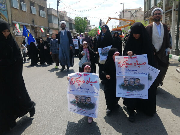 راهپیمایی نمازگزاران جمعه قم در حمایت از عملیات وعده صادق و طرح نور