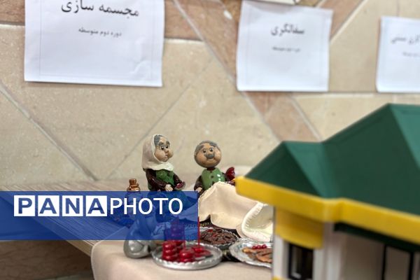 ارزیابی کیفیت آثار دانش آموزان در بازدید معاون پرورشی اسلامشهر از دبیرخانه مسابقات فرهنگی هنری "فردا"