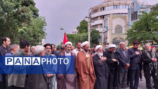 کاروان عزاداری شهیدان خدمت در خیابان‌های شهر اراک