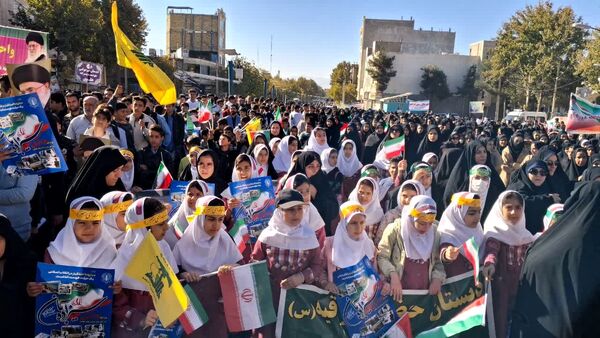 روز ۱۳ آبان: درخششی دیگر در تاریخ شهرستان سلسله با راهپیمایی دانش‌آموزان و مردم