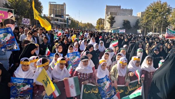روز ۱۳ آبان: درخششی دیگر در تاریخ شهرستان سلسله با راهپیمایی دانش‌آموزان و مردم
