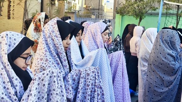نماز جماعت باران در آموزشگاه شهید فتحی‌پور ناحیه یک شهرستان بهارستان