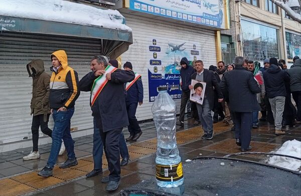 راهپیمایی ۲۲ بهمن در مشهد با حضور فرمانده واحدهای حوزه ۱۹ بسیج دانش‌آموزی منطقه تبادکان