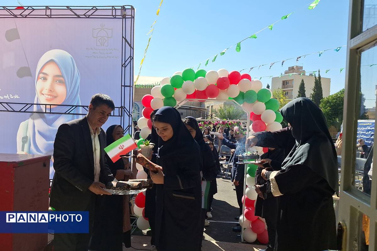 آیین نواختن زنگ مدرسه با شروع سال تحصیلی جدید 