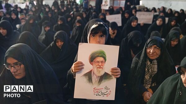 تجدید بیعت مردم بن با سومین رهبر انقلاب اسلامی در آیین گرامیداشت شهدای وطن
