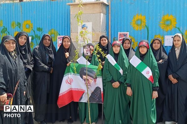 کاشت نهال به یاد رهبر شهید و دانش‌آموزان شهید مدرسه شجره طیبه میناب