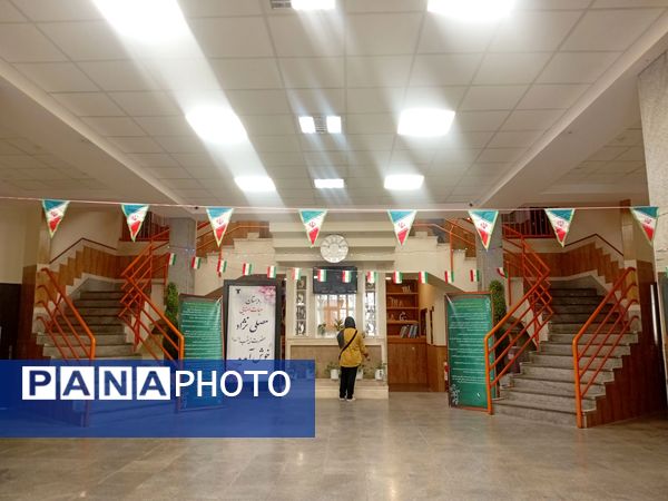 جشن دهه  فجر در دبستان مصلی نژاد حضرت زینب(س)