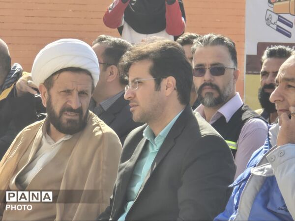 برگزاری بیست و هفتمین مانور سراسری زلزله و ایمنی در مدرسه فاطمه زهرا (س) دستگرد برخوار 