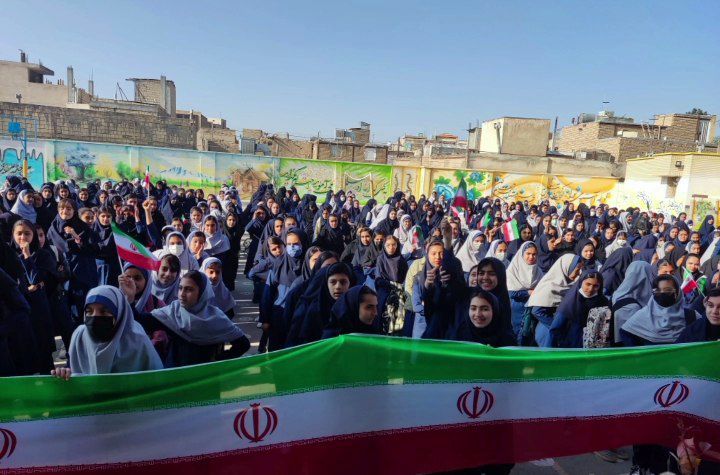 قدردانی دانش‌آموزان دبستان آیت‌‌‌الله صدر فلاورجان از رهبر انقلاب و سپاه به خاطر انتقام از رژیم صهیونیستی/ فیلم