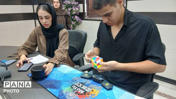 رقابت نفس‌گیر دانش‌آموزان یزدی در مسابقات مکعب روبیک و لیوان‌چینی