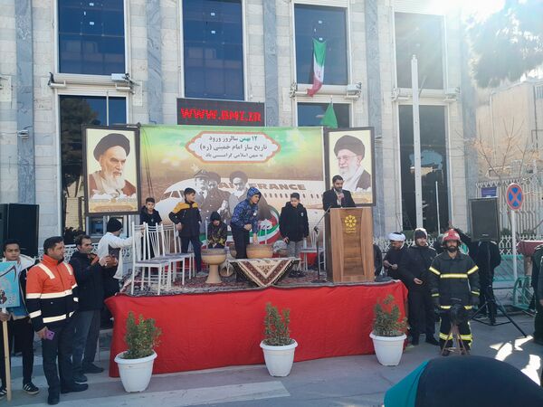 آیین گلباران تمثال امام خمینی(ره) در آغاز دهه فجر