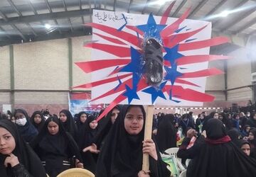 روایت خبرنگار شهرستان زارچ از راهپیمایی روز دانش آموز