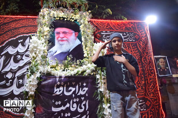 ادای احترام آینده‌سازان فارسان به تصویر رهبر شهید