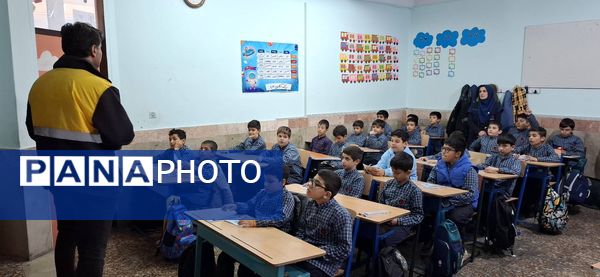 آموزش مصرف درست گاز همزمان با سرد شدن هوا در دبستان ملاصدرا در شهرستان قدس