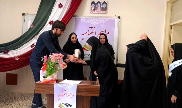 اختتامیه کانون یاریگران زندگی در دبیرستان ۱۵ خرداد 